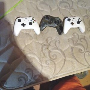 3 xbox control they all work good  u give me a price and we go from there
